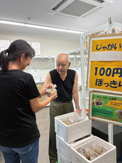 宅配ステーションでジャガイモの販売