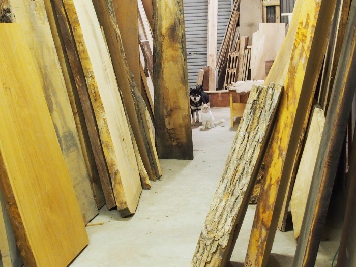 木の香漂う工房内は、広くて迷路のよう