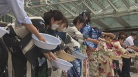 連日の猛暑…打ち水で何℃下がる? 約230人が水まく「高松打ち水大作戦」