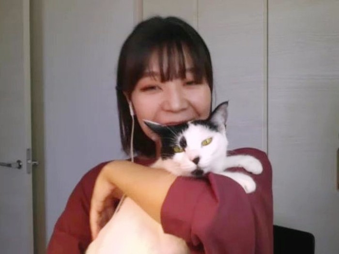 取材中に二々子ちゃんを抱く佳代子さん