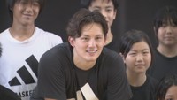 バスケ日本代表・テーブス海選手がサプライズ登場!中学校で部活指導「夏休みの中で一番濃い思い出に」 高松市