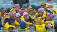 水難事故の防止へ 小学生がライフジャケットの着用法など学ぶ 高松市