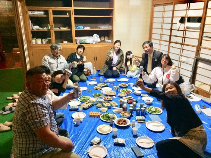 シェルターの引っ越し直後のスタッフでの決起集会。この希望の砦を使い蛇口対策(不幸な猫たちを生み出さない)を推し進め、できる限り早くミッションを達成しようと決意!