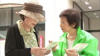自殺予防週間に高松市の商店街でキャンペーン チラシ配り「気軽に相談して」