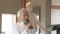香川県独立の父と呼ばれる中野武営を顕彰する銅像の原型前に 作者がアトリエでギャラリートーク