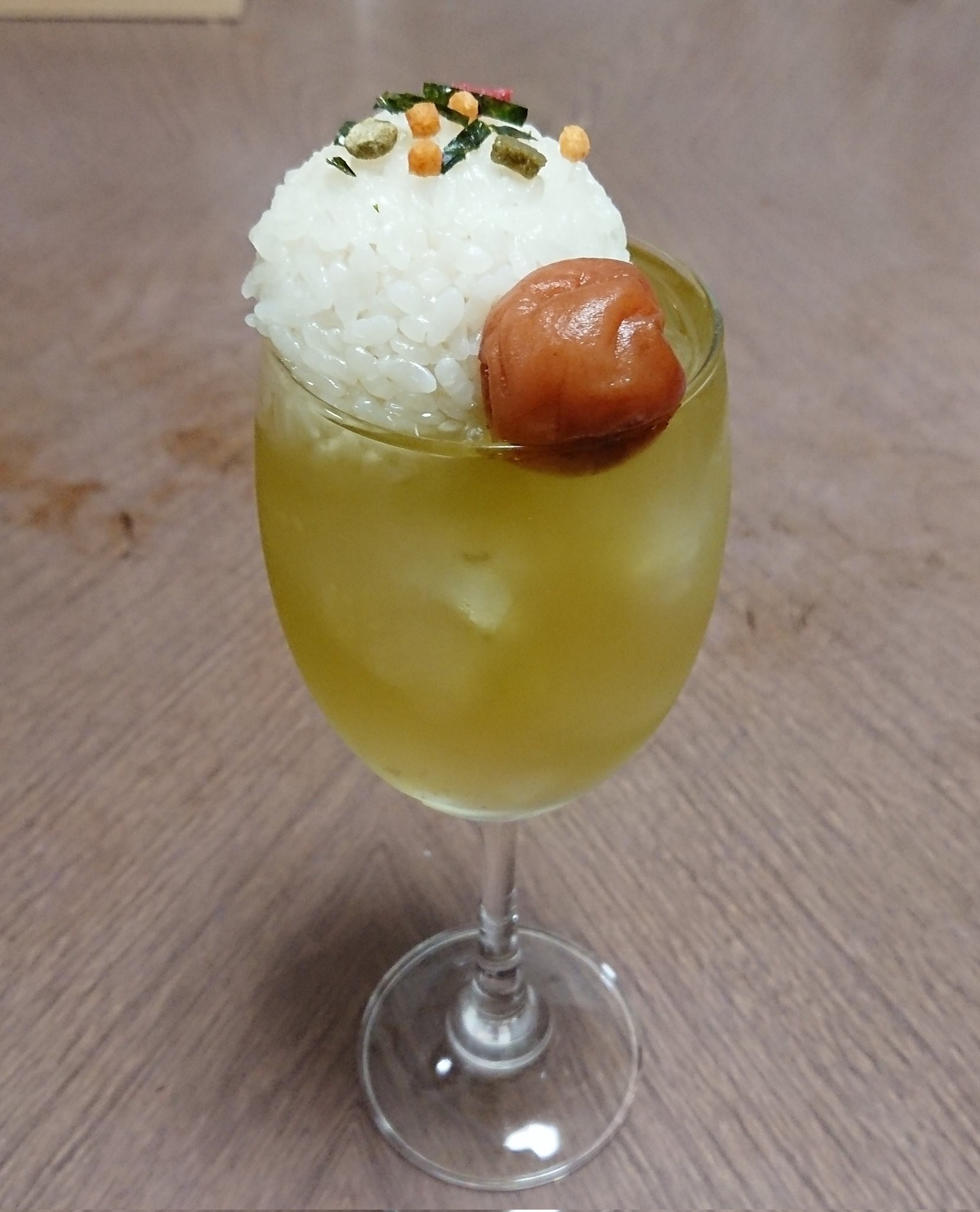 一見クリームソーダ、でもよく見ると……!? オシャレなお茶漬けが話題