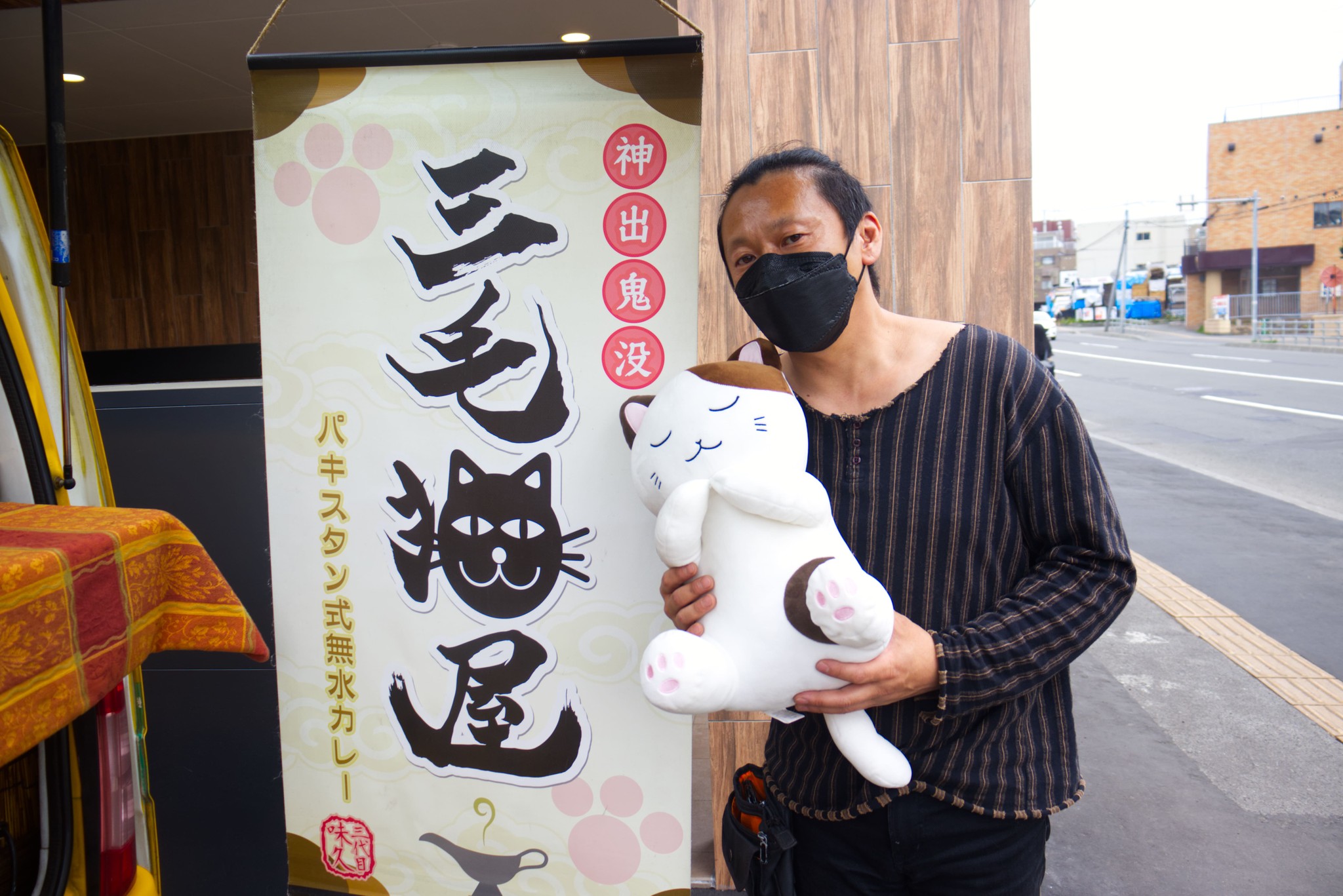 18歳の愛猫の存在でキッチンカー営業を決意 北海道のパキスタンカレー店