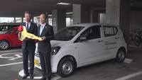 福祉団体などに活動に必要な車や絵本を寄贈 生命保険協会岡山県協会
