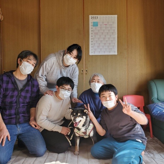 8匹の柴犬飼育現場から保護された黒柴ちゃん。あたたかな家庭に譲渡保護され、うれしそう