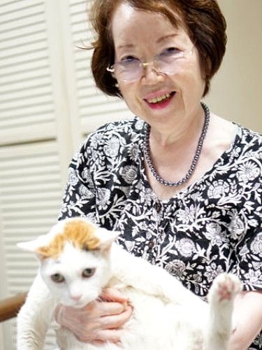郁子さんのお母さんとラブ「昔はうちは犬派、今は猫たちと一緒」
ラブは人の年齢で100歳、大事にされています