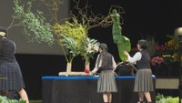制限時間5分即興で花をいける「全国高校生花いけバトル香川大会」 香川・宇多津町