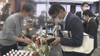 地元企業の商品を買って応援!金融機関が社内販売会 香川