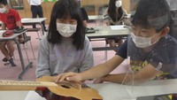 自分だけの「バンドーラ」で演奏を 小学生が楽器づくりに挑戦 岡山・真庭市