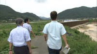 西日本豪雨 国に損害賠償を求める会が川の決壊現場を視察  岡山・倉敷市