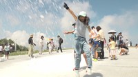 真夏に“雪遊び”楽しむ 雲辺寺山頂公園 親子連れでにぎわう 香川・観音寺市