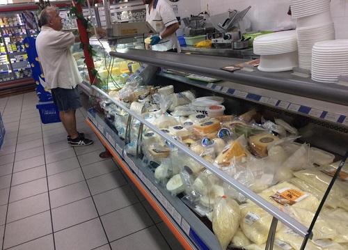 スーパーのチーズ売り場。そう大きくないお店でもチーズとハムは品揃えが良い!(シロス島)