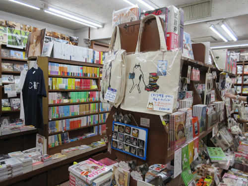 ブックカバーと同じくまくら珠美さんのトートバックも販売。