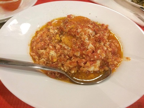 材料:完熟トマト3/ 赤パプリカ1/フェタチーズ50-100g /卵1個/塩、コショウ、オリーブオイル<br/>作り方: <br/>①トマトはすりおろし、パプリカは粗みじん切りにする。<br/>②フライパンにオリーブオイルをひき、①を水分が飛ぶまで炒める。<br/>③細かく崩したチーズを加える。<br/>④ボウルに卵を割り入れ、塩コショウを振ってよく混ぜ、フライパンへ投入。 <br/>⑤3分ほど混ぜながら火にかけて完成!