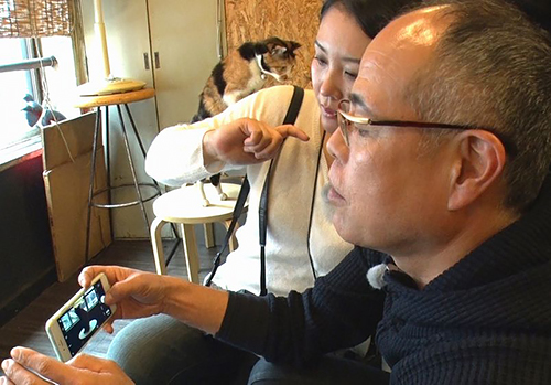 猫写真術に挑戦する田中さん(手前)(c)BSジャパン
