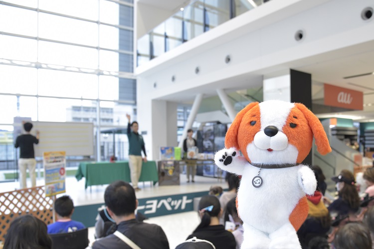 白熱したビンゴ大会。ペット用品などが当たった