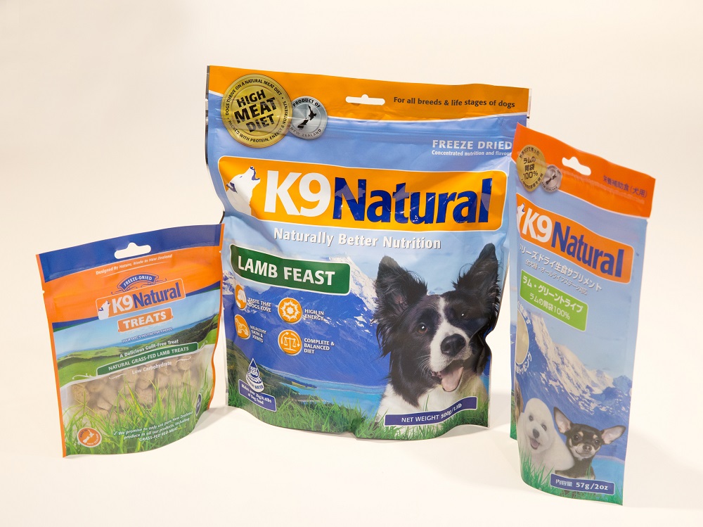 写真中央/ヘルシーなラム肉のドッグフード「K9ナチュラル ラム・フィースト」500g(2kg分) 5,821円。<br/>写真右/消化吸収を助ける栄養補助食「K9ナチュラル グリーントライプ(ラム)」57g(228g分) 1,998円。