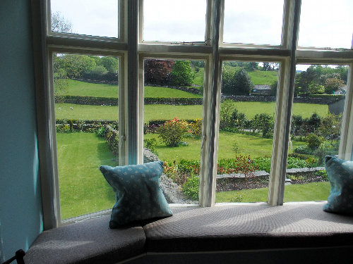 カースル・コテージからの眺め。ビアトリクスは牧草地を横切って、ヒルトップ農場に日々通ったという