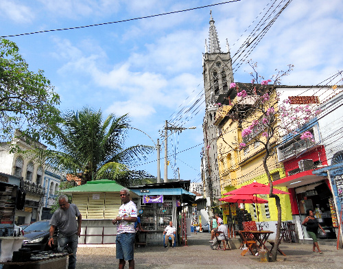 教会の周りにお店が立ち並ぶ通り。カラフルな色の建物が立ち並ぶ