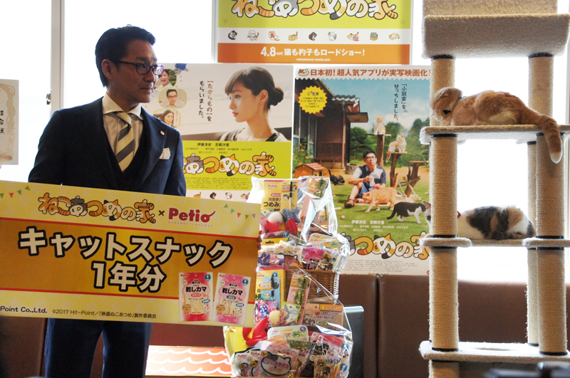 山田武史(株)ペティオ代表取締役社長から報酬キャットフードの進呈