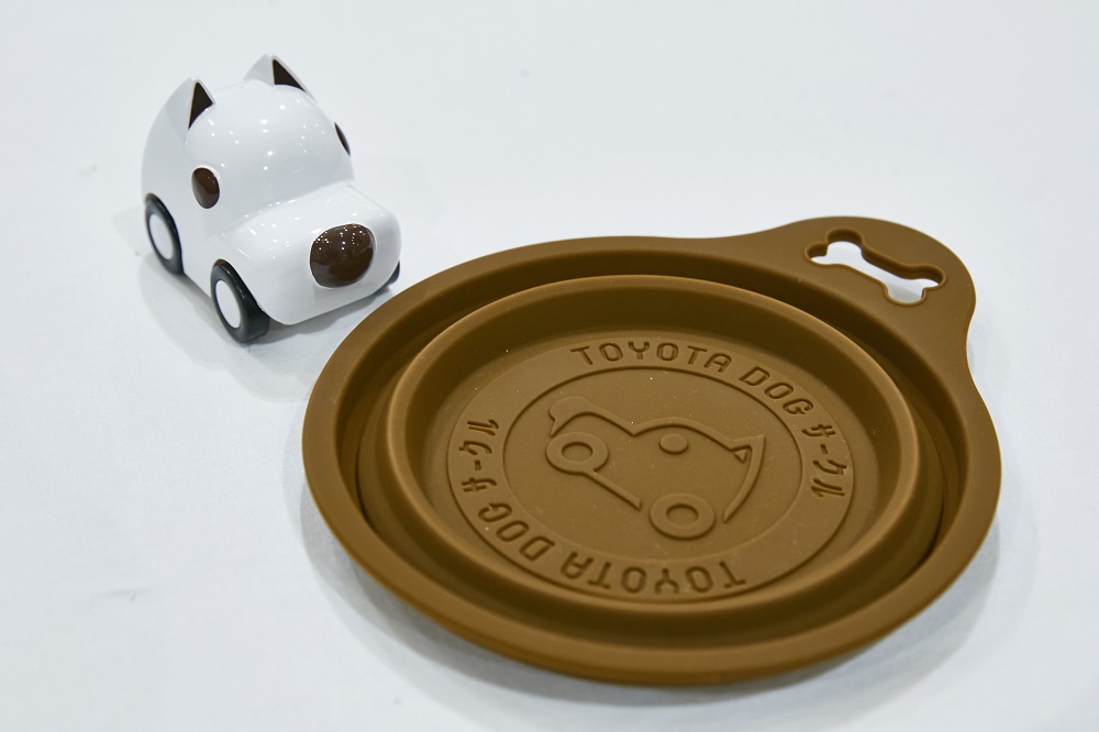 アンケートに答えるともらえる、ミニカーとおりたたみのお水皿。