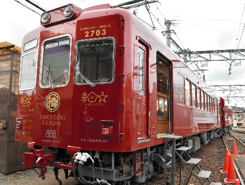 運行が始まった和歌山電鉄の「うめ星電車」