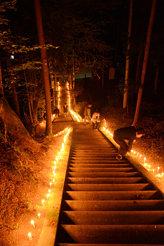 百八灯では参拝者がそれぞれロウソクを奉納する(栃尾観光協会提供)