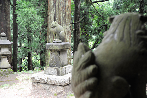 中越大震災の際には台座が土中にめり込んだ