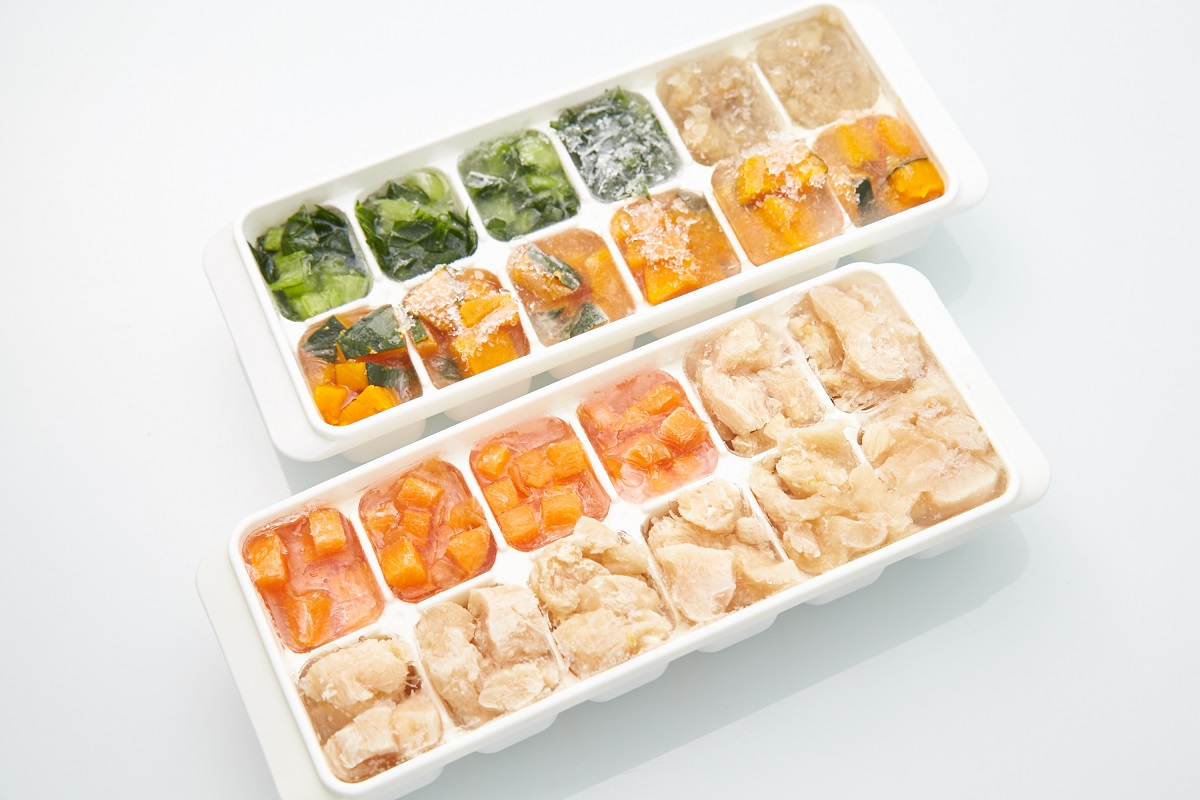 火が通った材料を小松菜をそれぞれ1cm角に切り、食材ごとに製氷皿に詰め、冷凍庫で冷やし固める