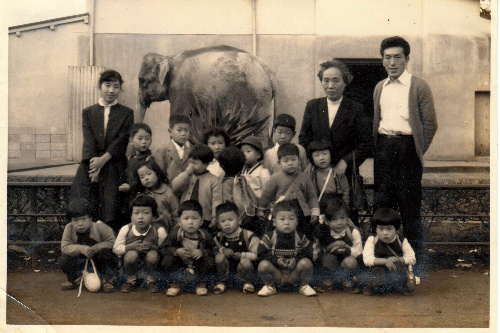 初めて遠足で訪れた白川慎吾さん(前列左から3人目)=1959年 、吉祥寺美術館提供