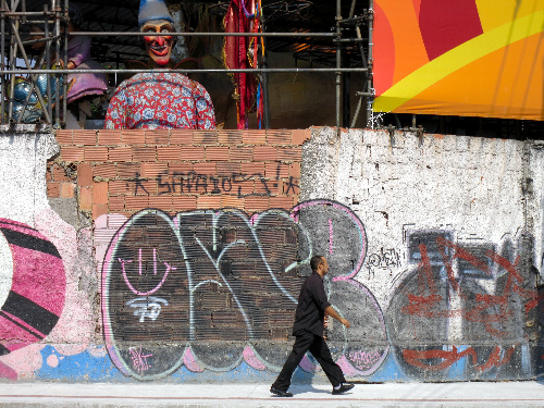 セキュリティーゲートを出て目にする景色。びっしりと壁に落書きが