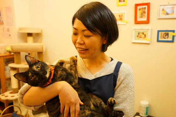 オーナーの関根さんと、パートナーで店内の10数匹 の猫たちの「教育係」も務めるサビ猫・とまとちゃん