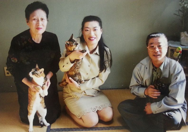2001年に猫雑誌の取材で撮影した家族写真。左からミケ、たま、チビ