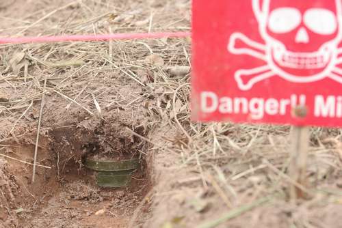 途中まで掘り出した地雷(c)大塚敦子