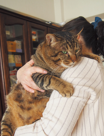 米俵のようなずっしり感に「重い~」と美佐子さん