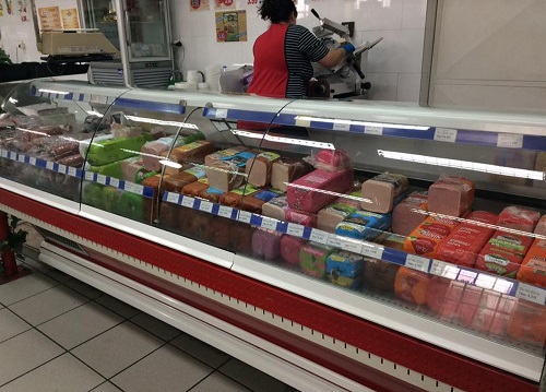 同じくスーパーのハムコーナー。「何枚薄切りに・何gかたまりで」などその場で注文します(シロス島)