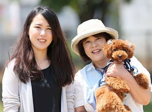 記念撮影した一枚。神戸市の服部清美さん、娘さんと愛犬のパブロくん=加納幹夫氏撮影