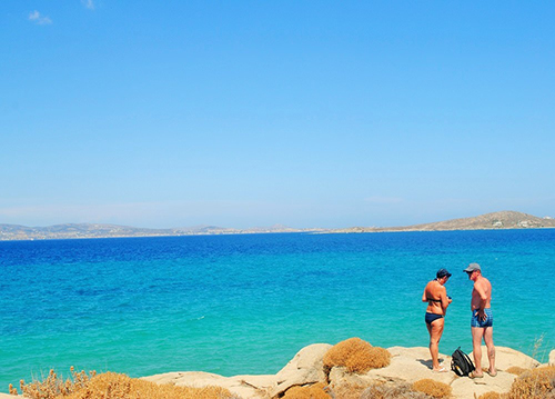 おじいさん・おばあさんになっても二人で海を楽しんでいる方がたくさんいてステキだなと思います。ちなみにこの岩場の近く、ガッツリのヌーディストビーチでした。それもまた自然に受け止められる国、ギリシャ。(ナクソス島・マラガスビーチ)