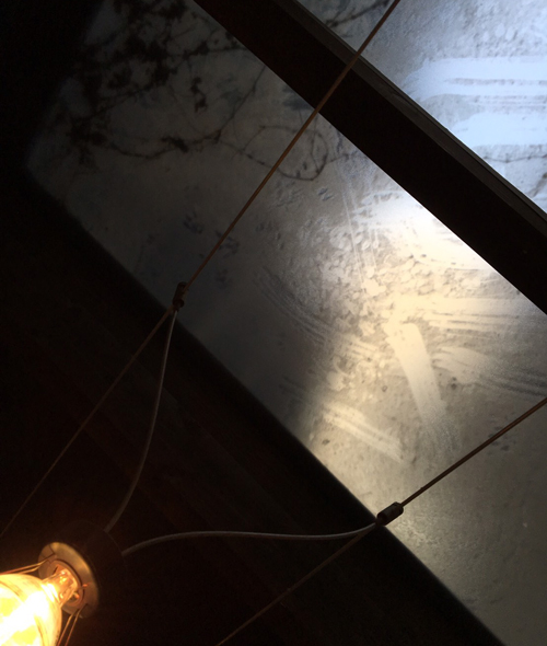 アメカジショップ「ラブラドールレトリバー」の屋根(すりガラス)に残るヒロシの足跡