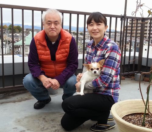 ベランダで 石原さん夫妻とすみれ