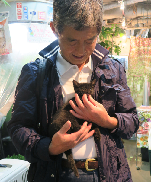 花屋に来た龍君を抱くレオ君パパ