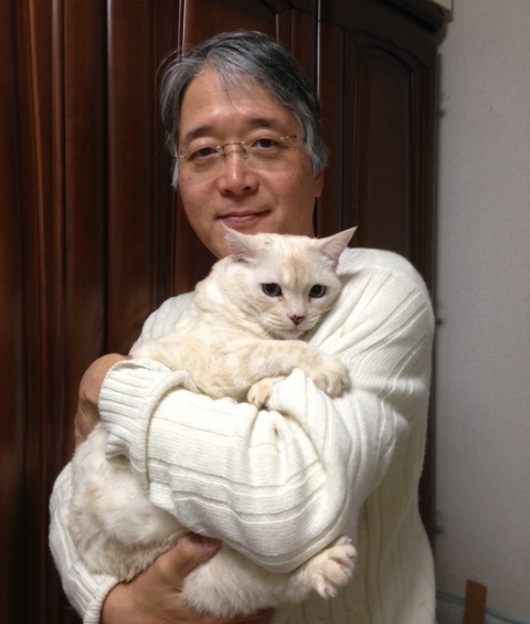 オーチャンを抱いて目じりが下がるパパ