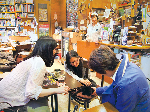 客席にて。ネロファンのなじみ客に囲まれるいつもの光景