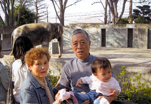 孫が初めて歩いた日に「はな子さんを見せたい」と妻・眞貴子さん(左)と訪れた土井孝さん=2009年、吉祥寺美術館提供