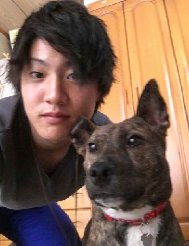 長男聖翔さんが自撮りしたあられ。気のせいか乙女の面持ち「に、にいちゃん好きや」