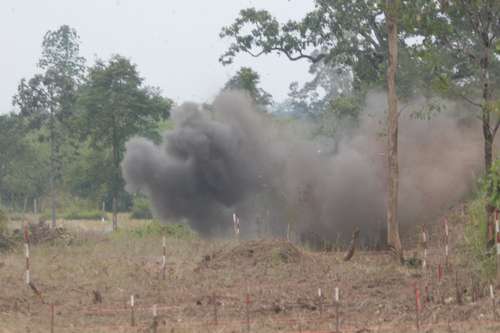 発見した地雷はその場で爆破する(c)大塚敦子